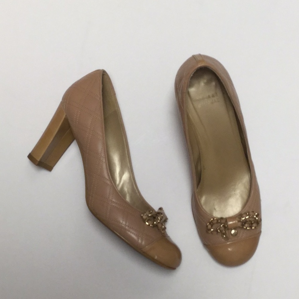 Stuart Weitzman Nude Leather quilted pump with patent toe cap and gold bow 8.5 - Picture 3 of 9